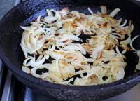 Cara menggoreng chanterelles dengan bawang bombay dan krim asam dalam wajan: resep dengan foto langkah demi langkah
